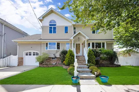 905 S 6th St, Lindenhurst, NY 11757