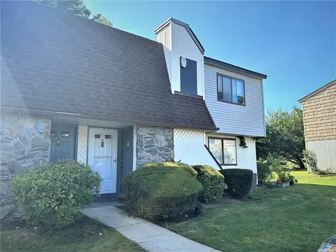 2 S Pointe Cir #2, Coram, NY 11727