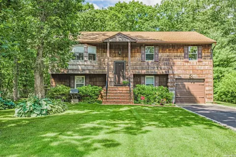 151 Oakfield Ave, Dix Hills, NY 11746