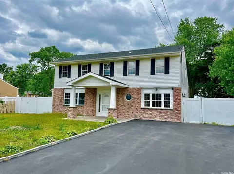 20 Stepney Ln, Brentwood, NY 11717