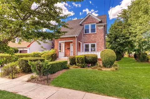 205 N Richmond Ave, Massapequa, NY 11758