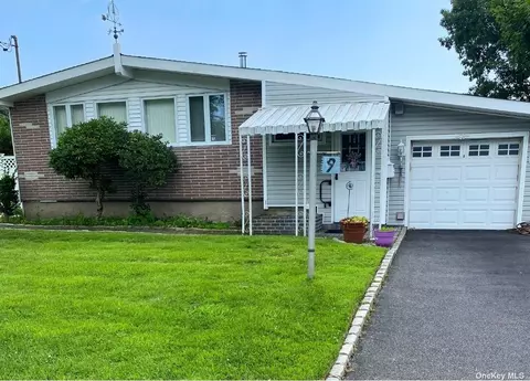 9 Dennis Dr, Ronkonkoma, NY 11779