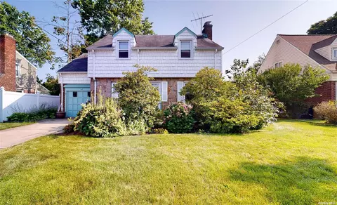 834 Wesley St, North Baldwin, NY 11510