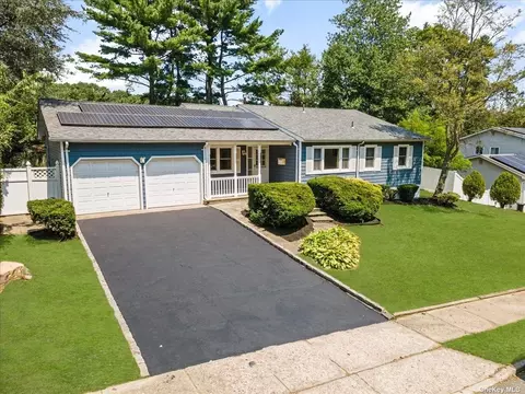 36 Waterford Dr, Wheatley Heights, NY 11798