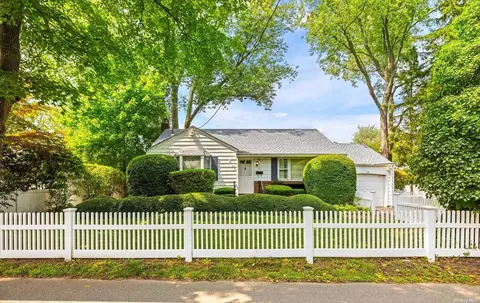 39 Crooked Hill Rd, Huntington, NY 11743
