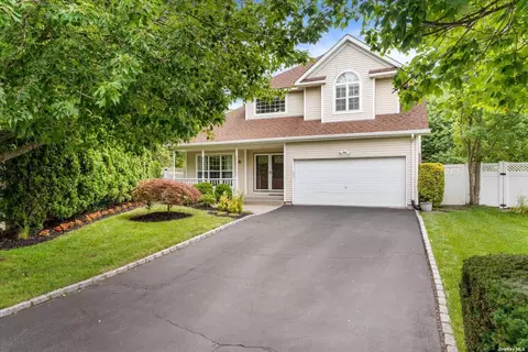 18 Hyacinth Ct, Melville, NY 11747