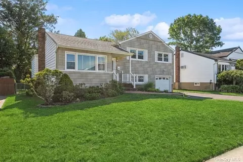 557 Pontiac Rd, East Meadow, NY 11554