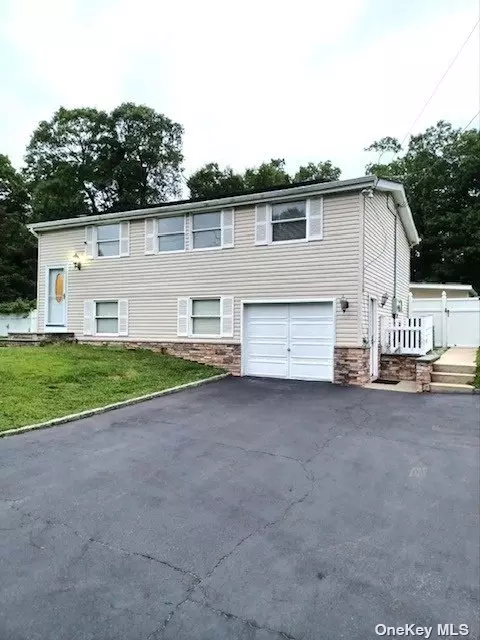 353 Old Town Rd, East Setauket, NY 11733