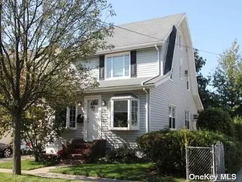 5 S 16th St, New Hyde Park, NY 11040