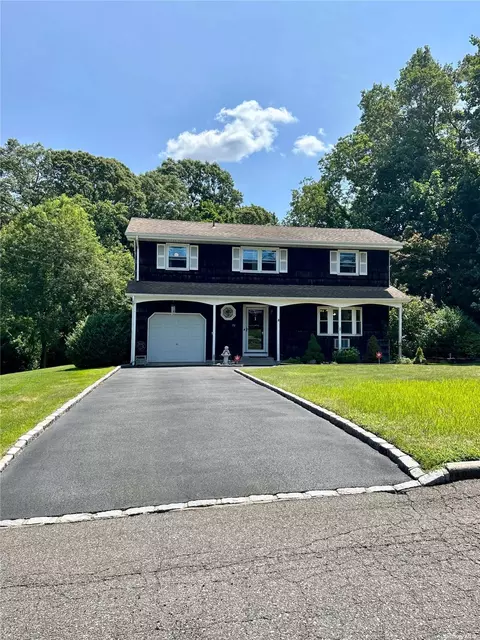 77 Radburn Dr, Hauppauge, NY 11788