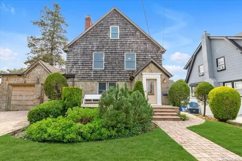 22 Webster St, Lynbrook, NY 11563