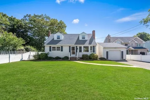 161 Patchogue Holbrook Rd, Holbrook, NY 11741