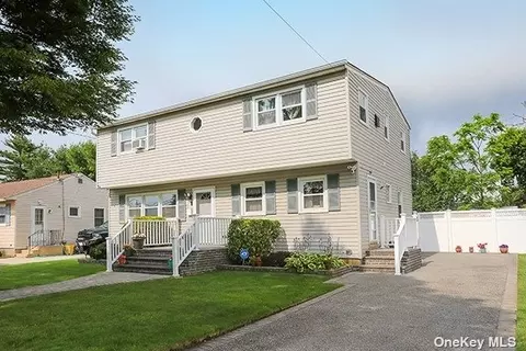 49 Arlyn Dr E, Massapequa, NY 11758