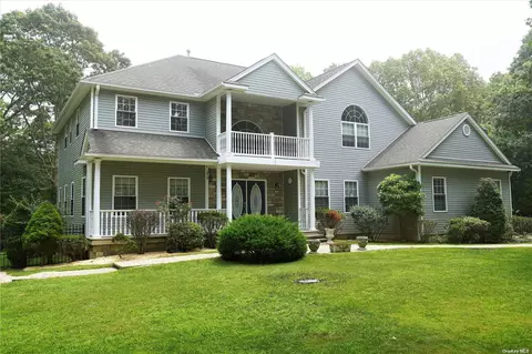 23 Moss Creek Ln, Patchogue, NY 11772