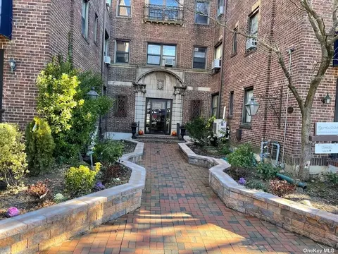 7 Bond St #1C, Great Neck, NY 11021