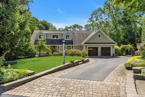 10 Sherry Ct, Centerport, NY 11721