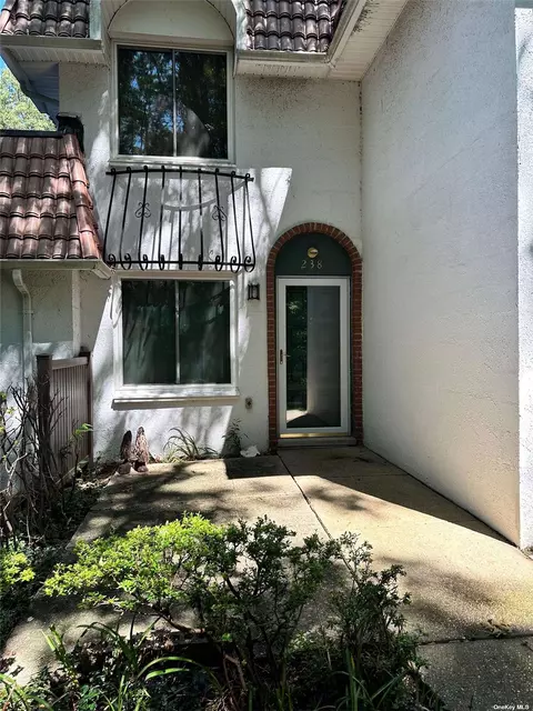 238 Skyline Dr #238, Coram, NY 11727
