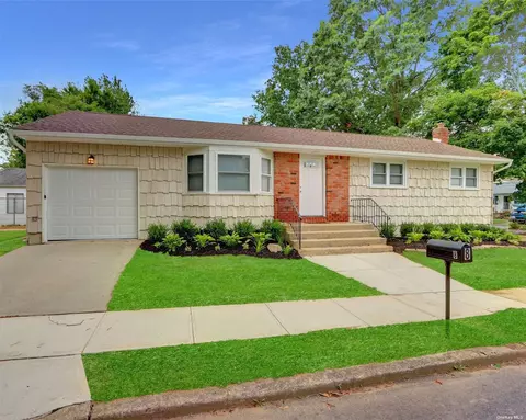 8 Montana St, Huntington, NY 11743