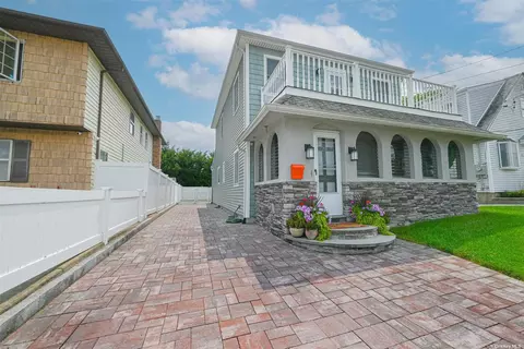 29 W Alhambra Ave, Lindenhurst, NY 11757