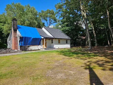 18 Larkin St, South Huntington, NY 11746