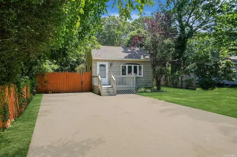 233 Orchid Dr, Mastic Beach, NY 11951