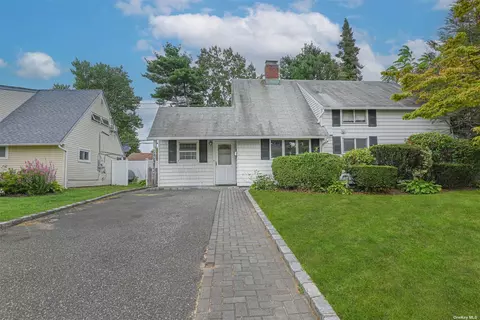 21 April Ln, Hicksville, NY 11801