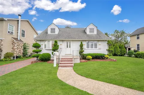 25 N Montgomery St, Valley Stream, NY 11580