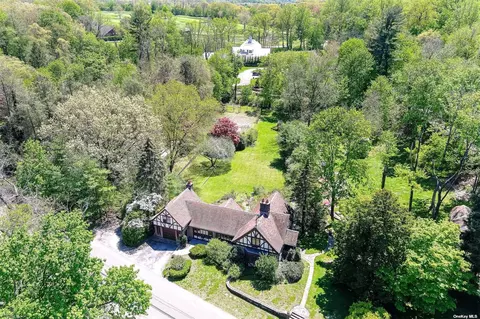 3 Tudor Ln, Sands Point, NY 11050