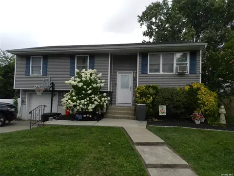 39 Juniper St, Central Islip, NY 11722