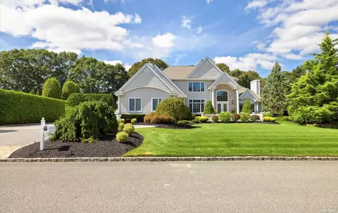 13 Weeping Cherry Ln, Commack, NY 11725