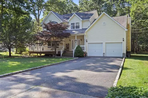 25 Rosedale Ave, Medford, NY 11763