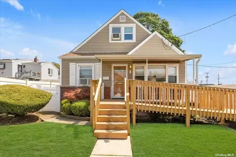 14 Goldenrod Ave, Franklin Square, NY 11010