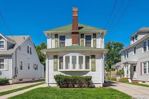 52 Adams St, Floral Park, NY 11001