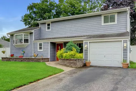 8 Monterey Ln, Centereach, NY 11720