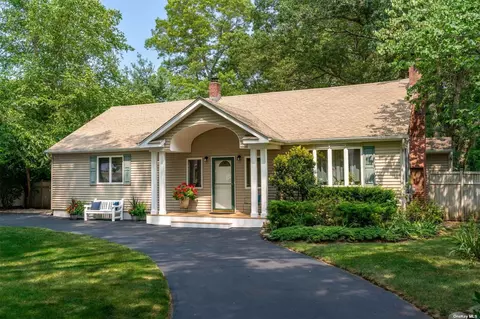 21 Hilltop Dr, Smithtown, NY 11787