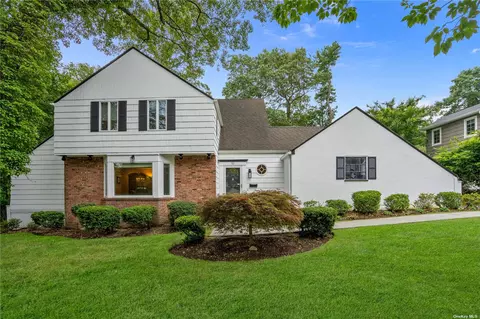 52 Laurel Ln, East Hills, NY 11577