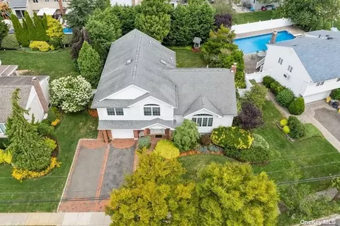 10 Burns Ln, Massapequa, NY 11758