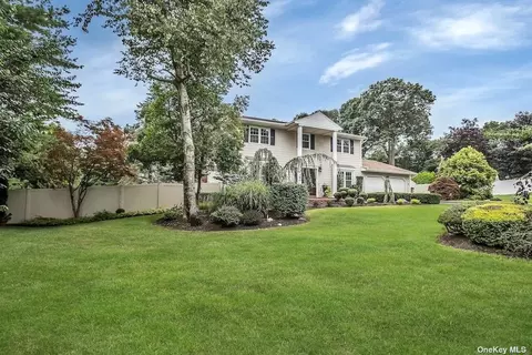 2 Majestic Dr, Dix Hills, NY 11746