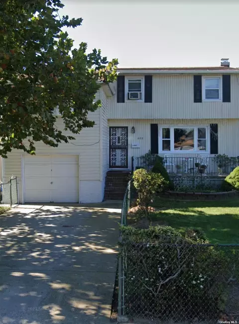 688 County Line Rd, Amityville, NY 11701