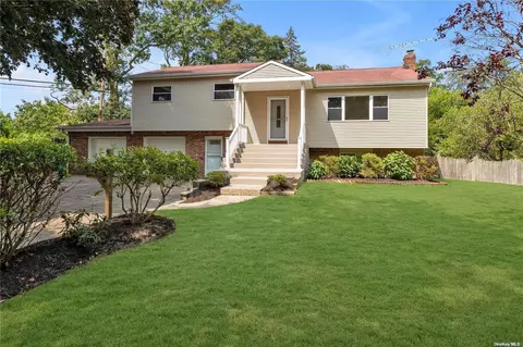 18 Iroquois Ln, Commack, NY 11725