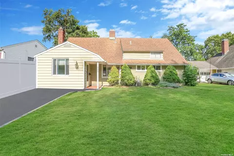 255 Acre Ln, Hicksville, NY 11801