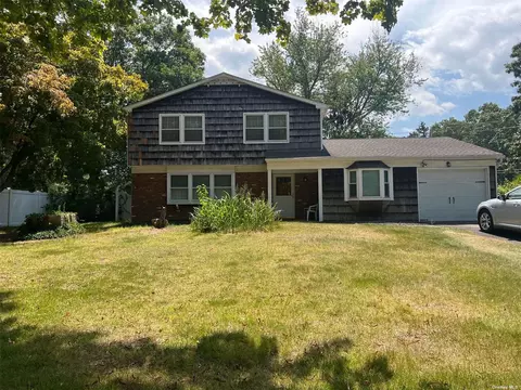 2 Hawkins Path, Coram, NY 11727