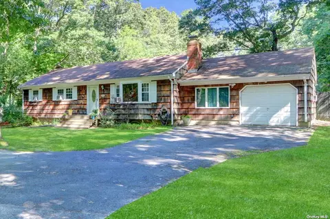 15 Pond Ln, Ridge, NY 11961