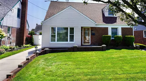 528 Latham Rd, Mineola, NY 11501