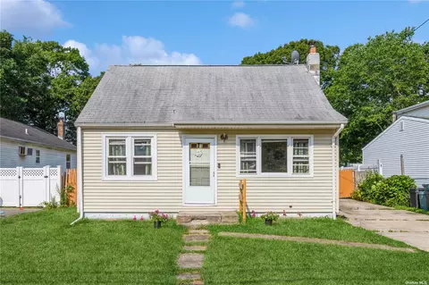 174 Hounslow Rd, Shirley, NY 11967