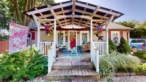 2 Gate St, Hampton Bays, NY 11946