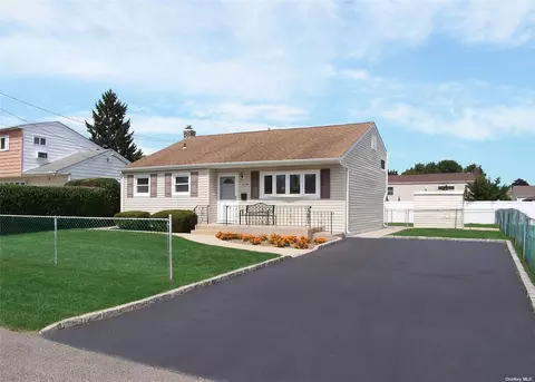 819 N Delaware Ave, Lindenhurst, NY 11757