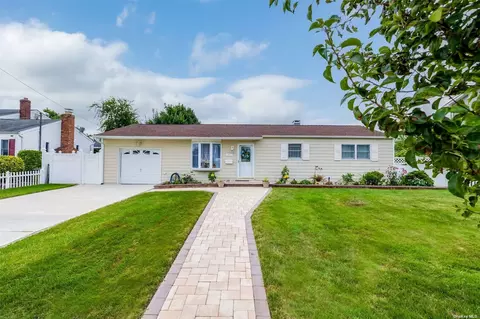 1431 12th St, West Babylon, NY 11704