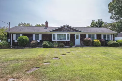 71 Union Ave, Center Moriches, NY 11934