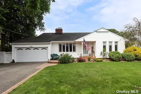 13 Huron Ave, Massapequa, NY 11758